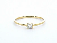 Gouden solitaire ring met een natuurlijke prinses geslepen diamant - afbeelding 1 van  10