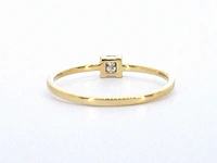 Gouden solitaire ring met een natuurlijke prinses geslepen diamant - afbeelding 7 van  10