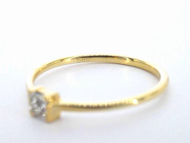 Gouden solitaire ring met een natuurlijke prinses geslepen diamant - afbeelding 8 van  10