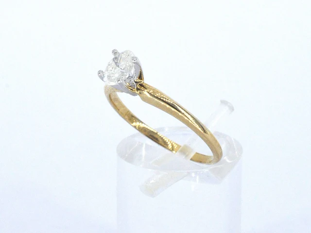 Gouden solitaire ring met een ovaal geslepen diamant in witgouden zetting - afbeelding 10 van  12