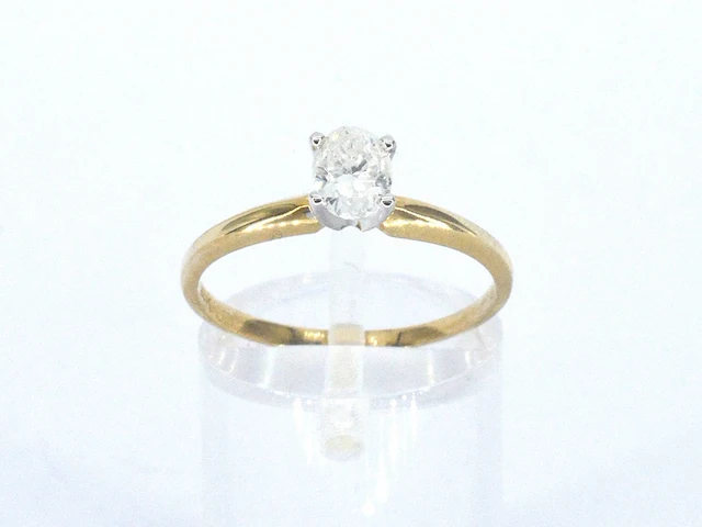 Gouden solitaire ring met een ovaal geslepen diamant in witgouden zetting - afbeelding 1 van  12