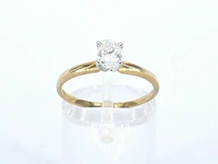 Gouden solitaire ring met een ovaal geslepen diamant in witgouden zetting - afbeelding 1 van  12