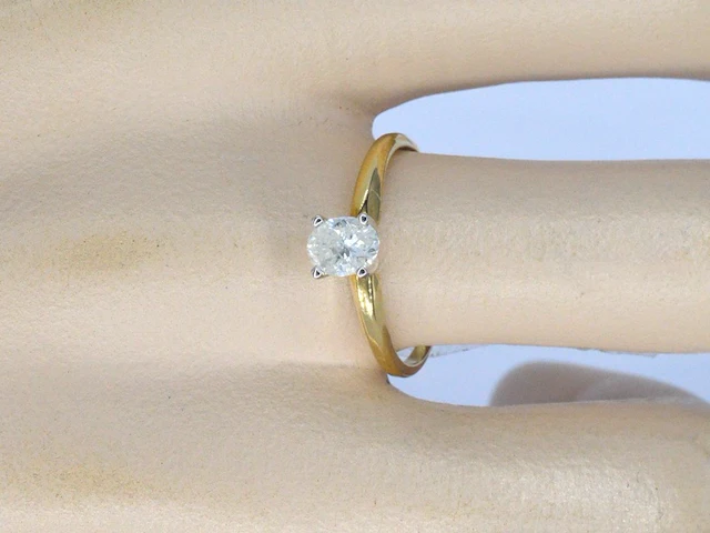 Gouden solitaire ring met een ovaal geslepen diamant in witgouden zetting - afbeelding 2 van  12