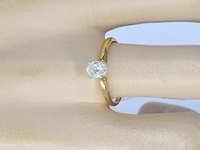 Gouden solitaire ring met een ovaal geslepen diamant in witgouden zetting - afbeelding 2 van  12