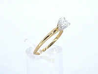 Gouden solitaire ring met een ovaal geslepen diamant in witgouden zetting - afbeelding 3 van  12