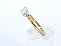 Gouden solitaire ring met een ovaal geslepen diamant in witgouden zetting - afbeelding 4 van  12