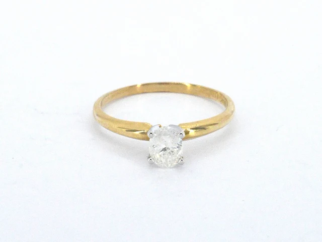 Gouden solitaire ring met een ovaal geslepen diamant in witgouden zetting - afbeelding 6 van  12