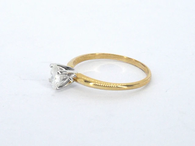 Gouden solitaire ring met een ovaal geslepen diamant in witgouden zetting - afbeelding 7 van  12