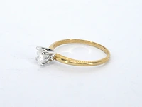 Gouden solitaire ring met een ovaal geslepen diamant in witgouden zetting - afbeelding 7 van  12