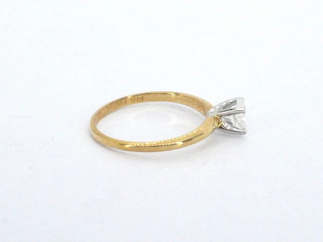 Gouden solitaire ring met een ovaal geslepen diamant in witgouden zetting - afbeelding 8 van  12
