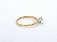 Gouden solitaire ring met een ovaal geslepen diamant in witgouden zetting - afbeelding 8 van  12