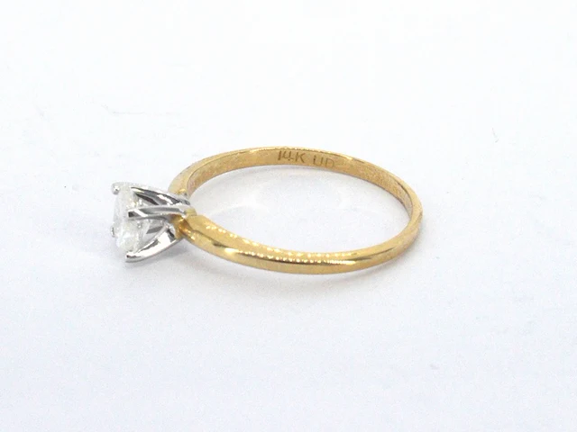 Gouden solitaire ring met een ovaal geslepen diamant in witgouden zetting - afbeelding 9 van  12