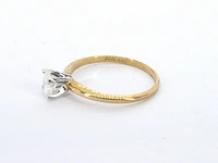 Gouden solitaire ring met een ovaal geslepen diamant in witgouden zetting - afbeelding 9 van  12