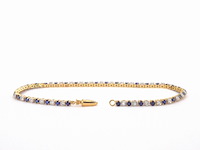 Gouden tennis armband met diamanten en saffieren - afbeelding 5 van  10