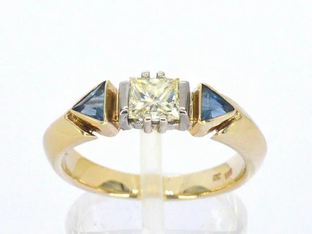Gouden vintage ring met een grote prinses geslepen diamant en saffieren - afbeelding 1 van  11