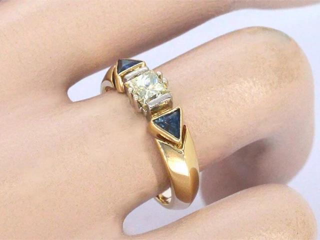 Gouden vintage ring met een grote prinses geslepen diamant en saffieren - afbeelding 4 van  11