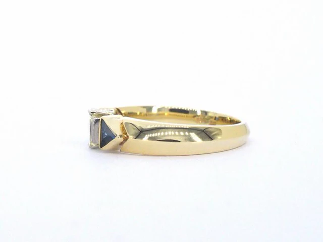 Gouden vintage ring met een grote prinses geslepen diamant en saffieren - afbeelding 6 van  11