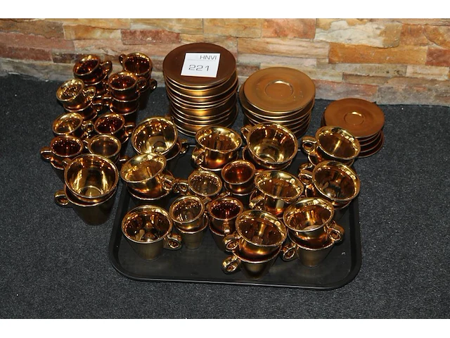 Goudkleurig koffie servies w.o. koffie en espresso kopjes met schotels. - afbeelding 1 van  2
