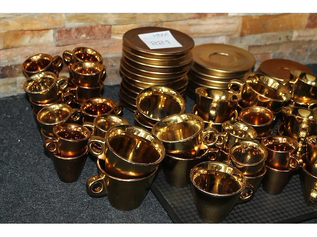 Goudkleurig koffie servies w.o. koffie en espresso kopjes met schotels. - afbeelding 2 van  2