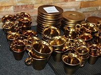Goudkleurig koffie servies w.o. koffie en espresso kopjes met schotels. - afbeelding 2 van  2