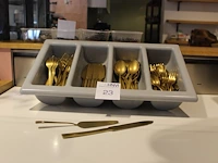 Goudkleurig metalen bestek in bestekbak. - afbeelding 1 van  2