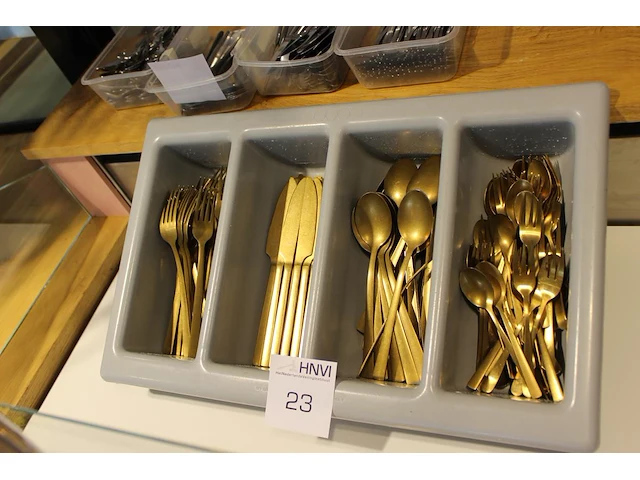 Goudkleurig metalen bestek in bestekbak. - afbeelding 2 van  2