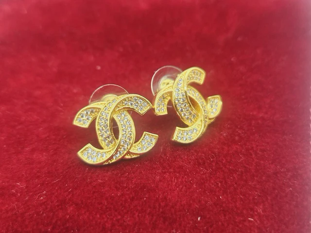 Goudkleurige oorbellen chanel model - afbeelding 2 van  4