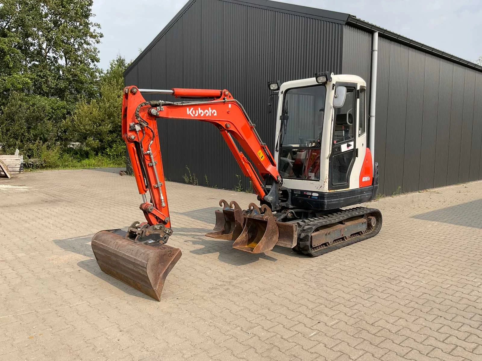 Graafmachines, bedrijfswagens, bouwmachines en gereedschappen