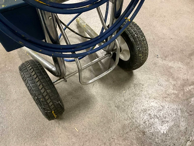 Graco 390 pc airless verfspuit op wagen - afbeelding 9 van  9