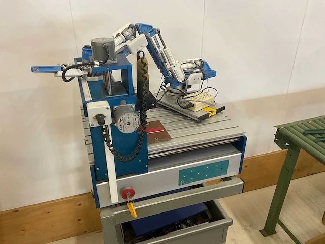 Graveermachine en teach robot - afbeelding 1 van  5