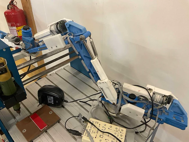 Graveermachine en teach robot - afbeelding 3 van  5