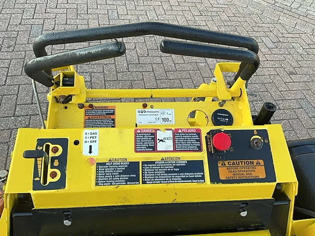 Great dane stand on lawnmower grasmaaier - afbeelding 13 van  15