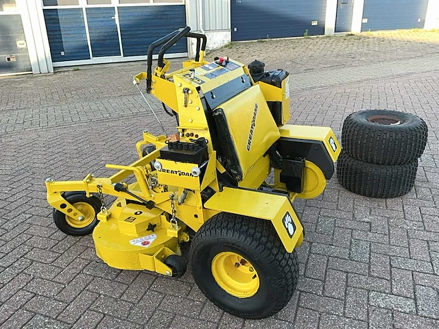 Great dane stand on lawnmower grasmaaier - afbeelding 15 van  15