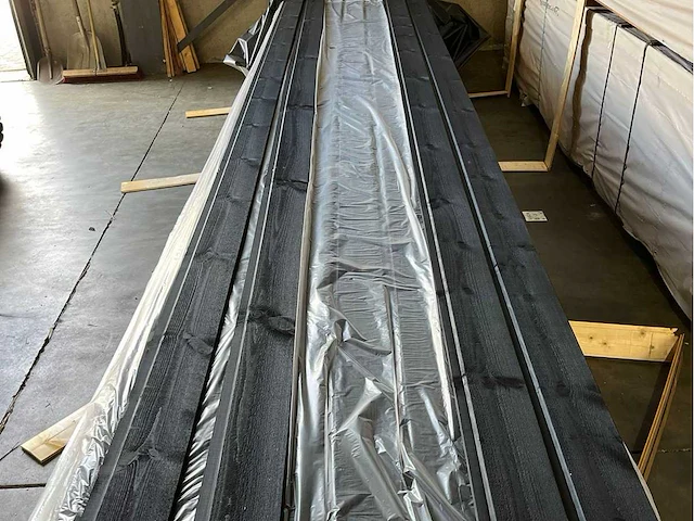 Grenen channelsiding zwart gecoat 3000x140x18mm (105x) - afbeelding 1 van  3
