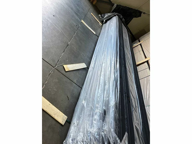 Grenen channelsiding zwart gecoat 3000x140x18mm (105x) - afbeelding 2 van  3