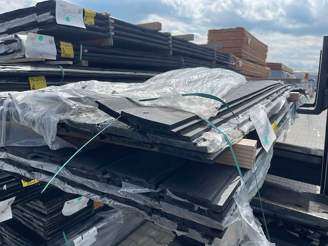 Grenen channelsiding zwart gecoat 5100x140x18mm (63x) - afbeelding 2 van  3
