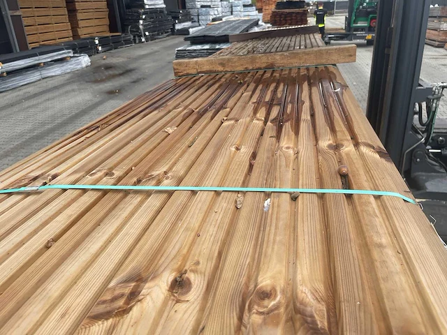 Grenen design bruin geïmpregneerd 5400x140x18mm (105x) - afbeelding 1 van  3