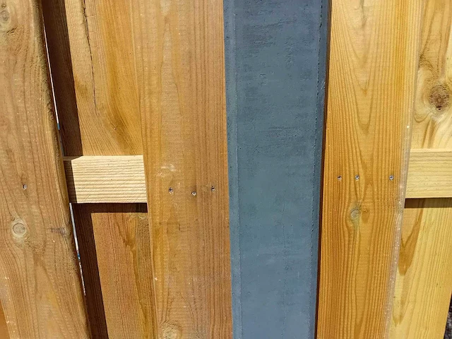 Grenen hout/betonschutting 200 cm x 28,1 m - afbeelding 4 van  7