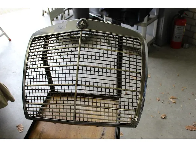 Grill mercedes benz 108. afmeting ca. 64 x 56 cm - afbeelding 1 van  5