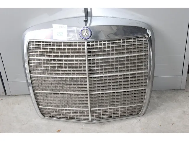 Grill mercedes benz 108. afmeting ca. 64 x 56 cm - afbeelding 3 van  5