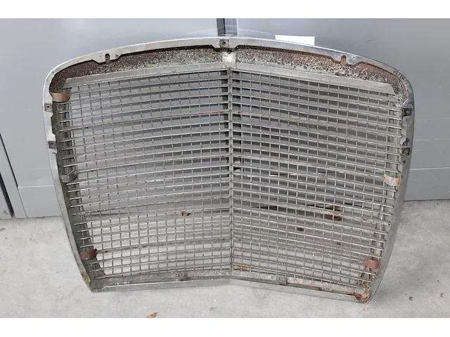 Grill mercedes benz 108. afmeting ca. 64 x 56 cm - afbeelding 5 van  5