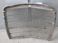Grill mercedes benz 108. afmeting ca. 64 x 56 cm - afbeelding 5 van  5