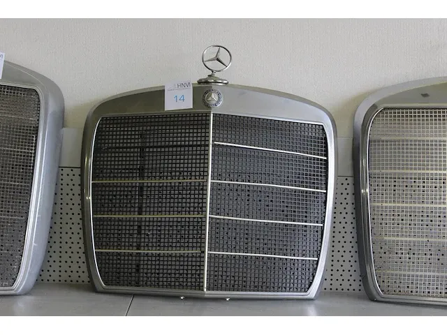 Grill mercedes benz 108. afmeting inclusief ster ca. 64 x 64 cm - afbeelding 1 van  2