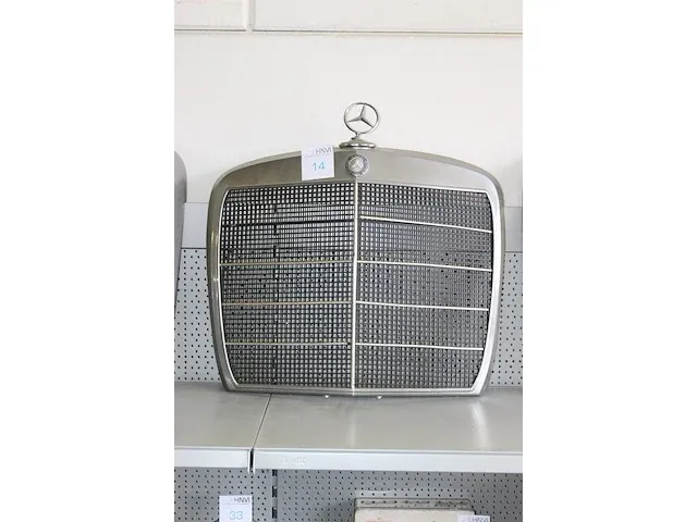 Grill mercedes benz 108. afmeting inclusief ster ca. 64 x 64 cm - afbeelding 2 van  2