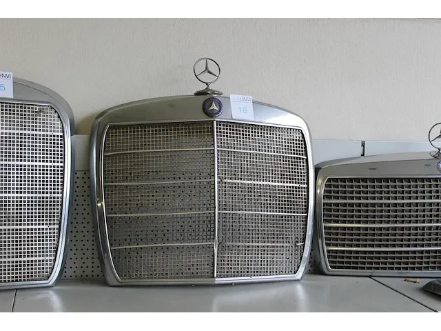 Grill mercedes benz 108. afmeting inclusief ster ca. 64 x 64 cm - afbeelding 1 van  2