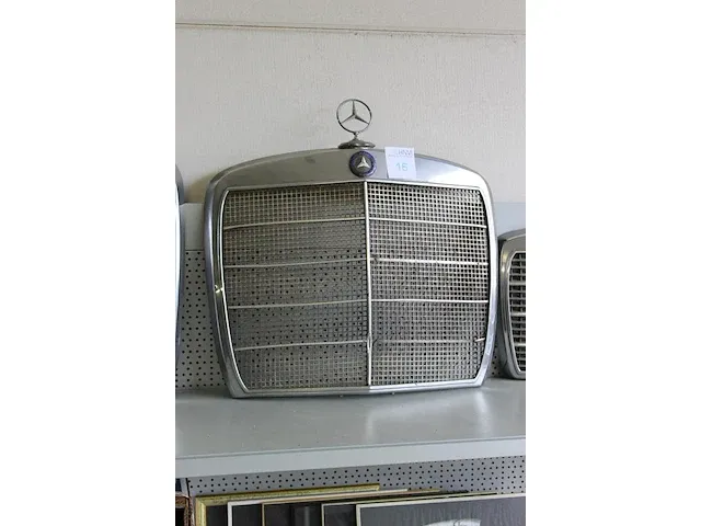Grill mercedes benz 108. afmeting inclusief ster ca. 64 x 64 cm - afbeelding 2 van  2