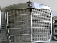 Grill mercedes benz 108. afmeting inclusief ster ca. 64 x 64 cm - afbeelding 2 van  2