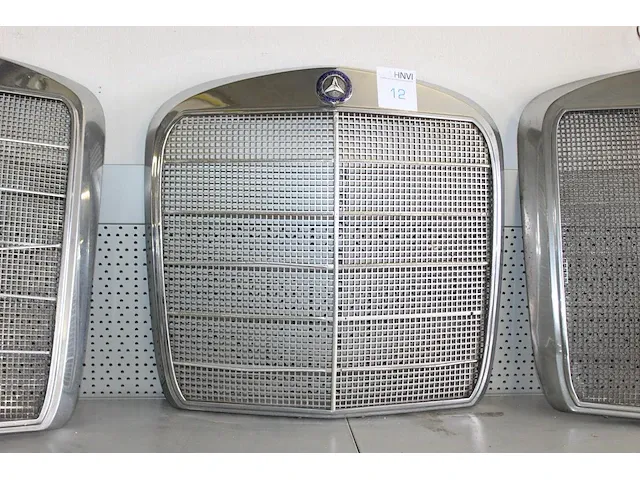 Grill mercedes benz 111. afmeting ca. 62 x 57 cm - afbeelding 1 van  2