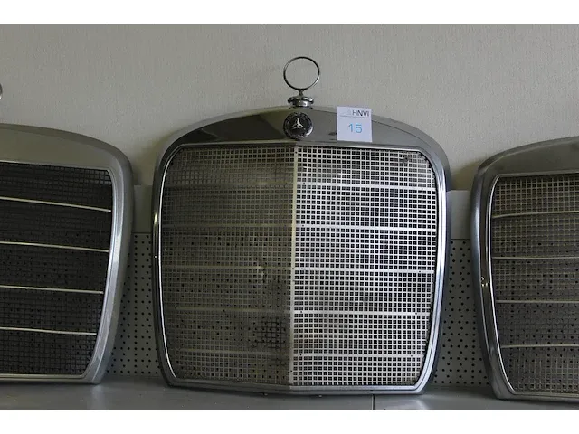 Grill mercedes benz 111. afmeting ca. 62 x 57 cm - afbeelding 1 van  2