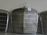 Grill mercedes benz 111. afmeting ca. 62 x 57 cm - afbeelding 1 van  2